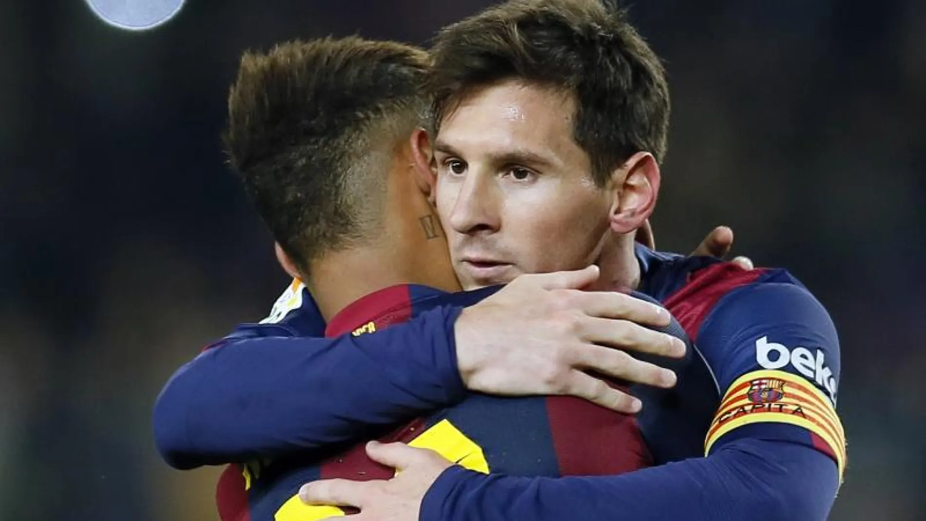 Lionel Messi se abraza a Messi tras uno de sus goles al Elche