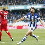 El jugador de la Real Sociedad, Xabi Prieto, celebra su gol ante el Sevilla.