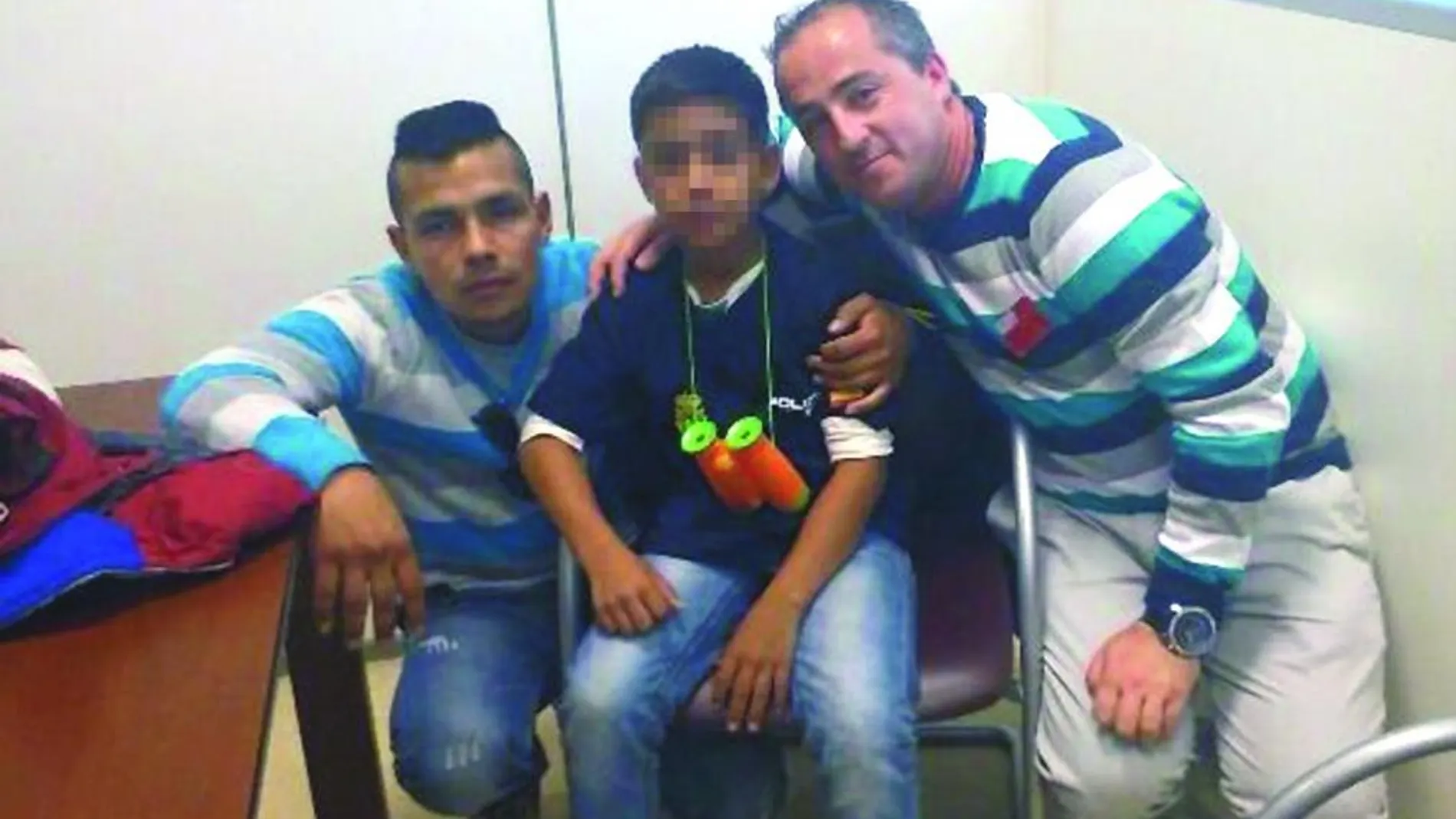 Manuel, de 11 años, ya en España junto a su padre y su tío