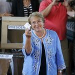 La candidata de la izquierda a la presidencia de Chile, Michelle Bachelet, favorita en la segunda vuelta de los comicios que se celebran hoy domingo, momentos antes de depositar su voto en la comuna de La Reina, en Santiago de Chile.