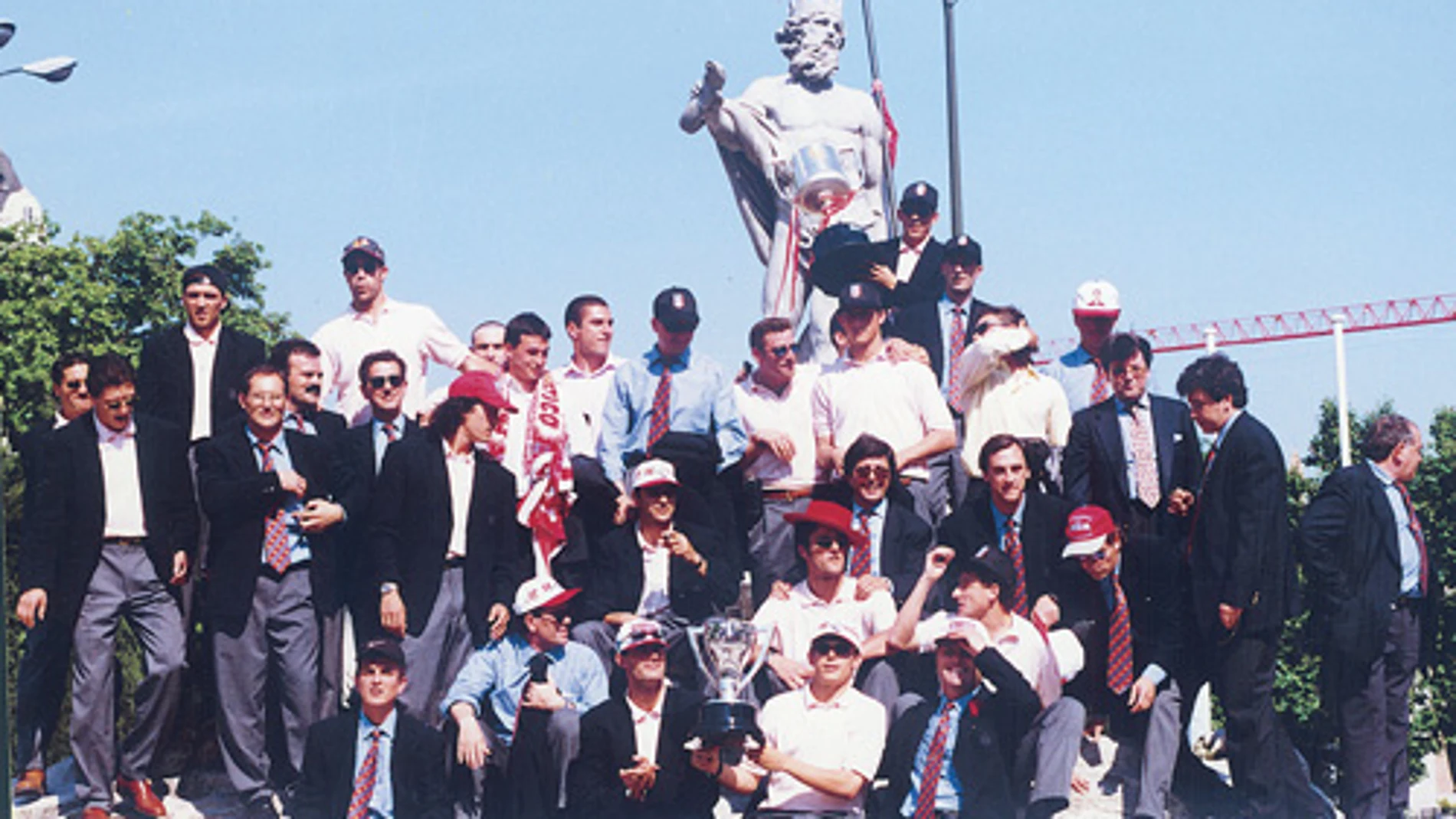 La plantilla celebra en Neptuno el doblete de 1996
