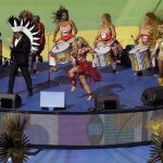 La cantante colombiana Shakira, en el centro de rojo, durante su actuación en Maracaná