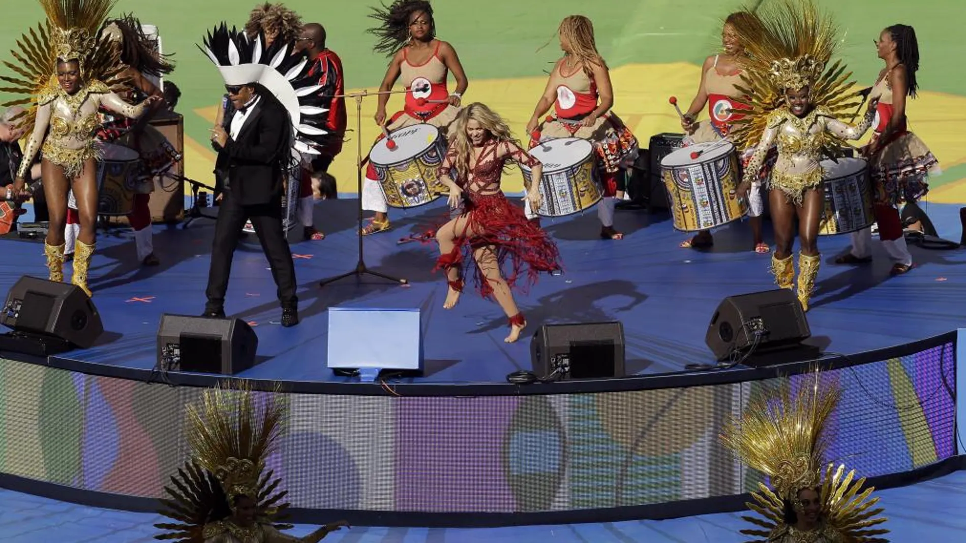 La cantante colombiana Shakira, en el centro de rojo, durante su actuación en Maracaná