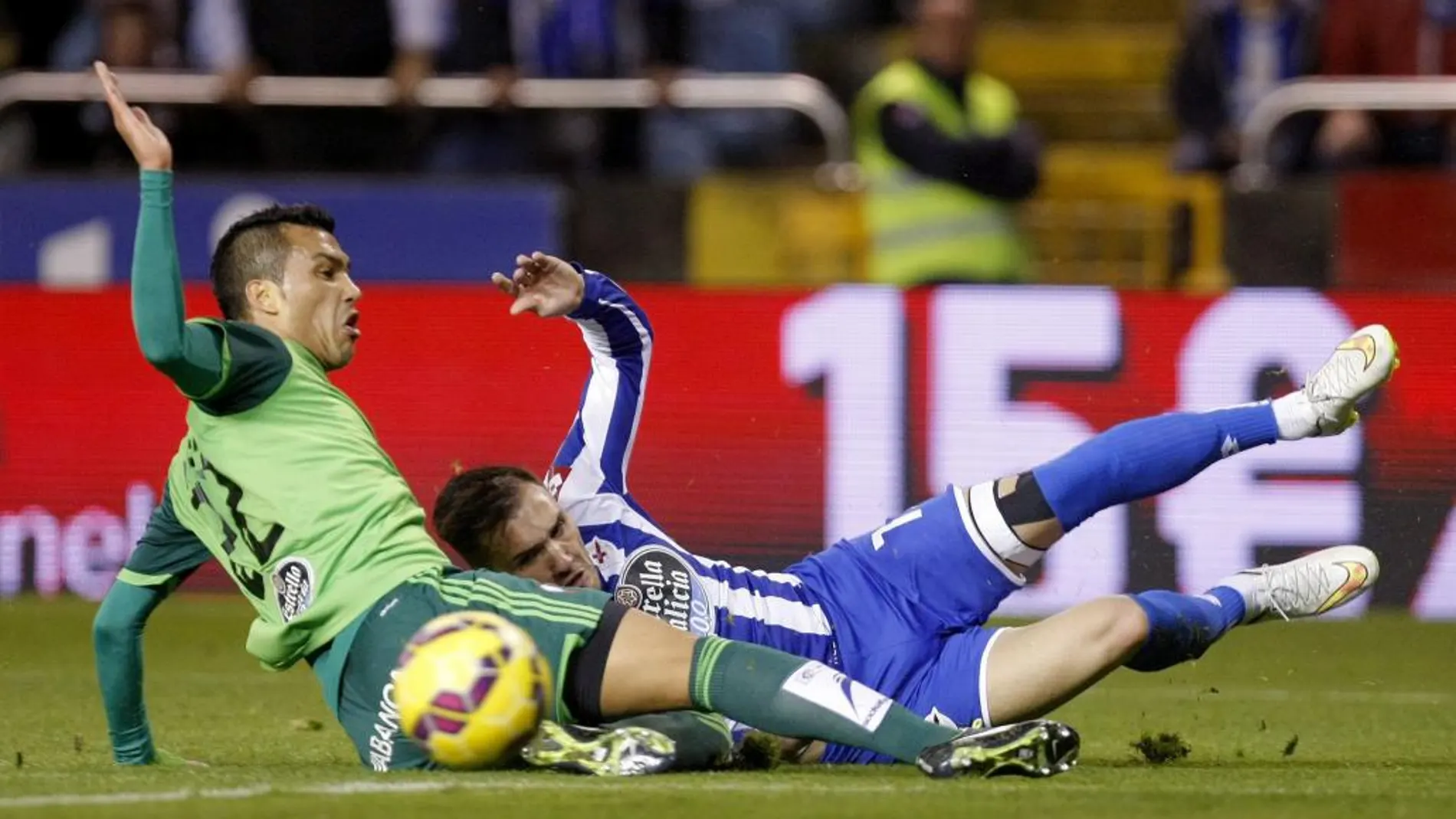 El jugador del Deportivo de La Coruña Lucas Pérez (d) cae junto a Cabral, del Celta