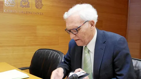 El síndic de Comptes, Rafael Vicente Queralt, ayer en la Comisión de Economía de Les Corts