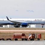 Un avión se prepara para despegar rumbo a Nueva York, desde el aeropuerto de Manises