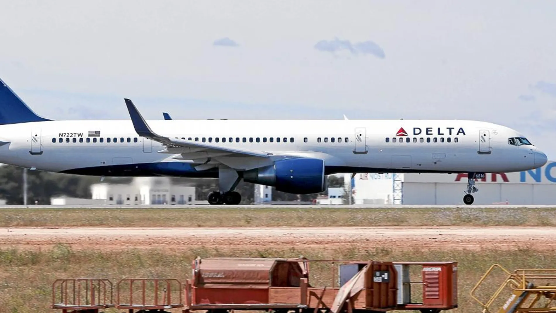 Un avión se prepara para despegar rumbo a Nueva York, desde el aeropuerto de Manises
