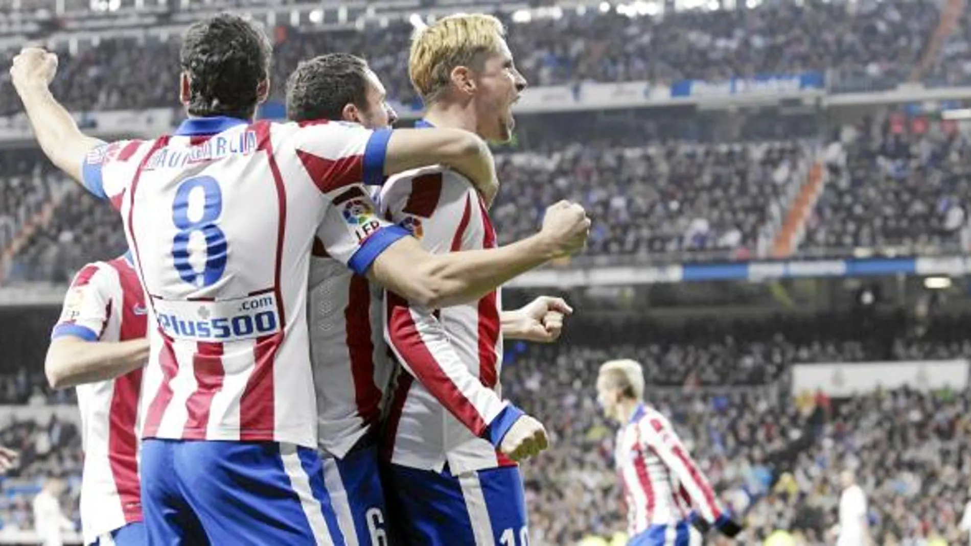 Fernando Torres celebra uno de los goles que ayer le marcó al Real Madrid. El primero nada más empezar el encuentro y el segundo, al poco de comenzar la segunda mitad. Sus tantos desactivaron la ilusión del Bernabéu por remontar la eliminatoria