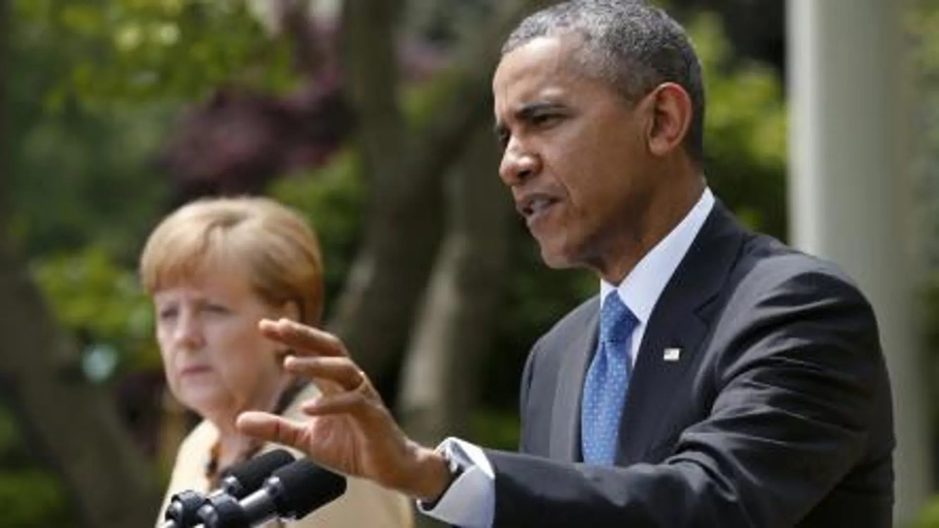Barack Obama y Angela Merkel se dirigen a los medios tras su reunión en la Casa Blanca.