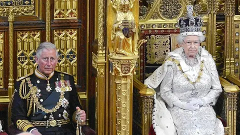 La reina Isabel II, junto al príncipe de Gales