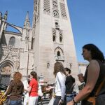 La Giralda, la Catedral y su entorno son una referencia de Sevilla como punto turístico