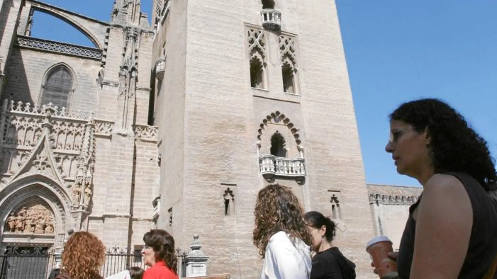 La Giralda, la Catedral y su entorno son una referencia de Sevilla como punto turístico