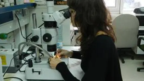 La investigadora Leila Carmona, en los laboratorios de la Universidad de Cádiz