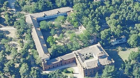 El Palacio de Torre Arias, de planta cuadrada con un patio central, está coronada por una torre de ladrillo rojo coronada por un reloj parisino.