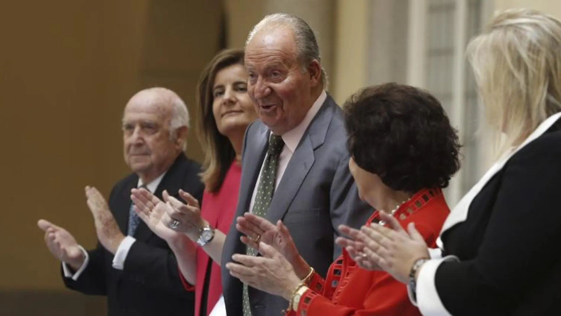 Don Juan Carlos, junto a la ministra de Empleo y Seguridad Social, Fátima Báñez (2i), entre otros, es aplaudido durante el acto conmemorativo del XXV aniversario de Seniors Españoles