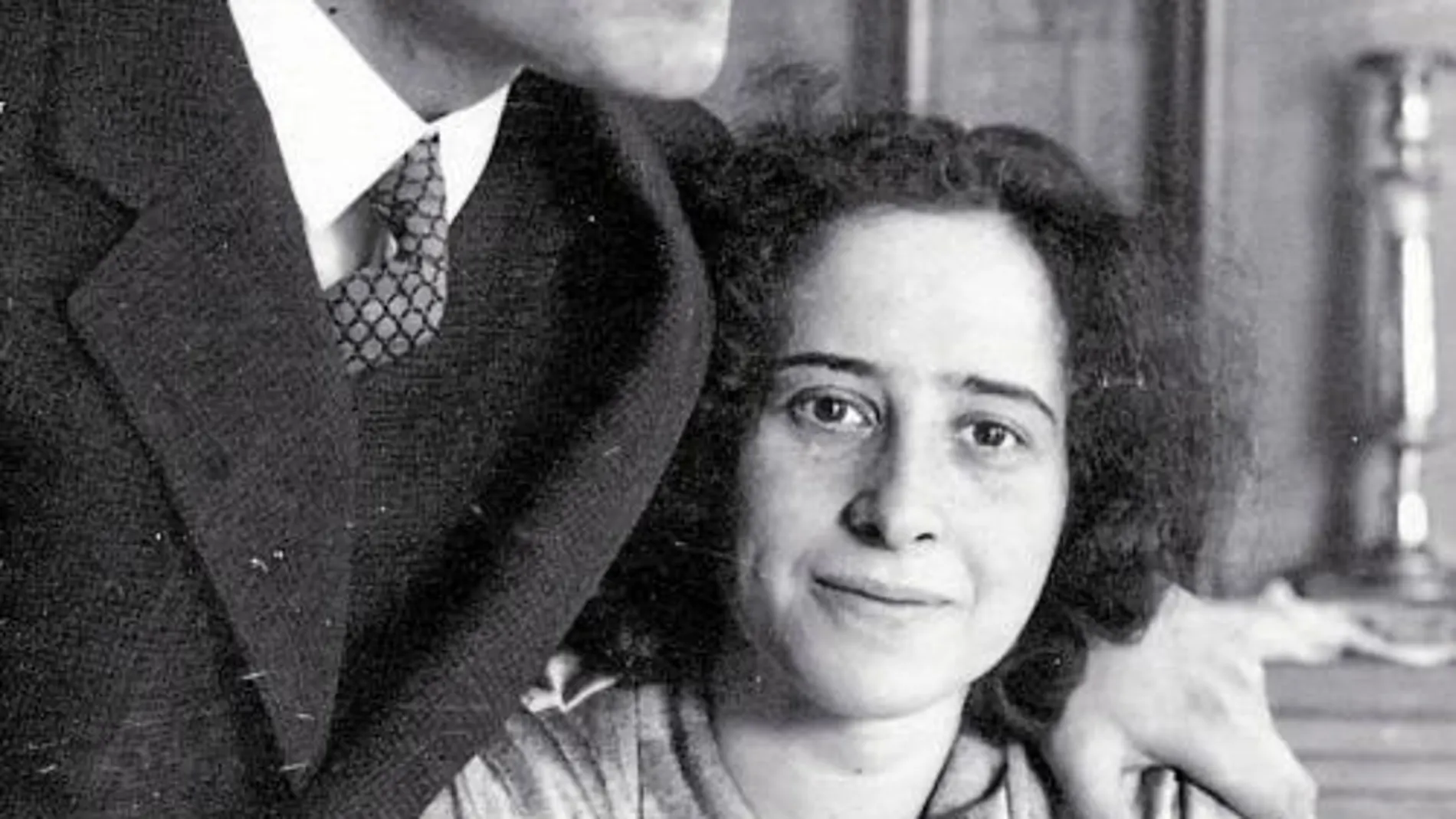 Günther Anders y Hannah Arendt posan, recién casados, para esta fotografía tomada en Berlín en 1929