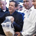 EL FAVORITO. El candidato de la opositora Unión Sionista, el laborista Isaac Herzog, encabeza los sondeos. En la imagen, Herzgo, en un mercado de Tel Avi