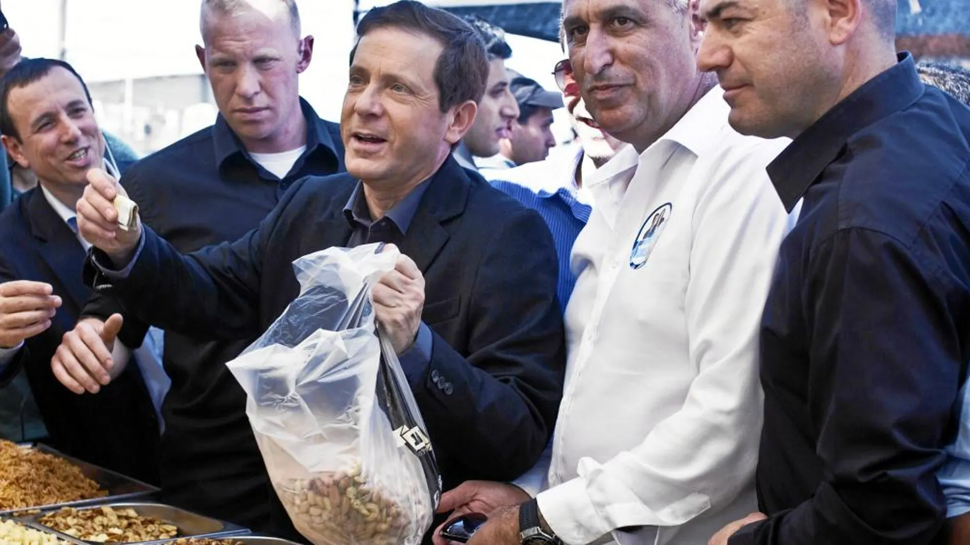 EL FAVORITO. El candidato de la opositora Unión Sionista, el laborista Isaac Herzog, encabeza los sondeos. En la imagen, Herzgo, en un mercado de Tel Avi