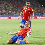 Alexis celebra el primer tanto del partido