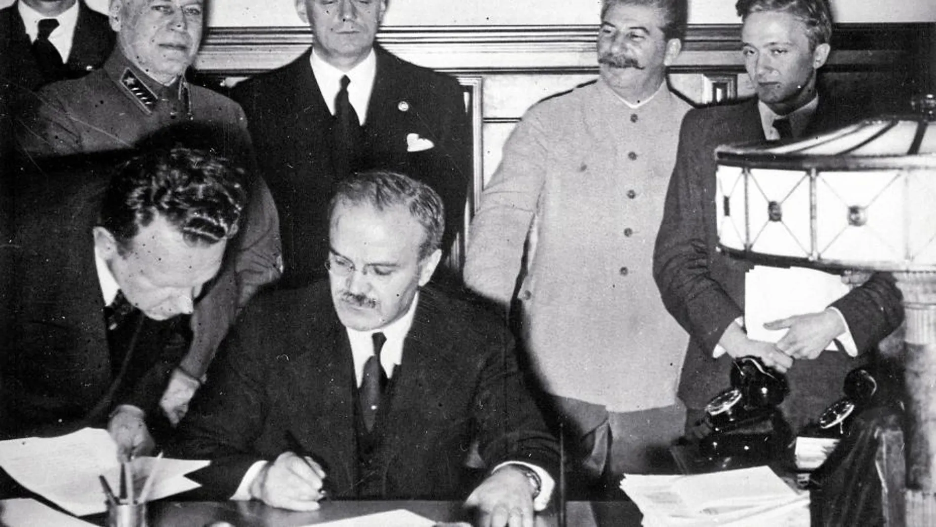 Los ministros de Exteriores de Alemania, Joachin von Ribbentrop, y Rusia, Viachelsav Molotov, rubrican el Pacto de No Agresión el 23 de agosto de 1939 en Moscú