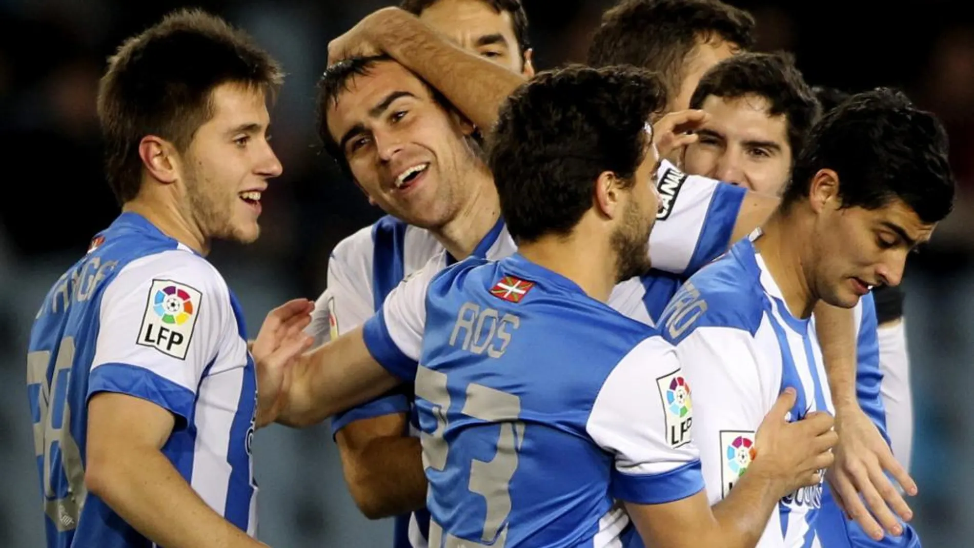 El defensa de la Real Sociedad Mikel González (c) celebra con sus compañeros el gol marcado al Racing.