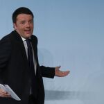 Matteo Renzi gesticula durante la rueda de prensa en el palacio Chigi, Roma