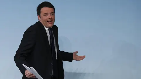 Matteo Renzi gesticula durante la rueda de prensa en el palacio Chigi, Roma