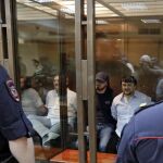 Ibragim Makhmoudov, Lom-Ali Gaitukayev, Dzhabrail Makhmoudov, Rustam Makhmoudov y Sergei Khadzhikurbanov durante el juicio celebrado en Moscú