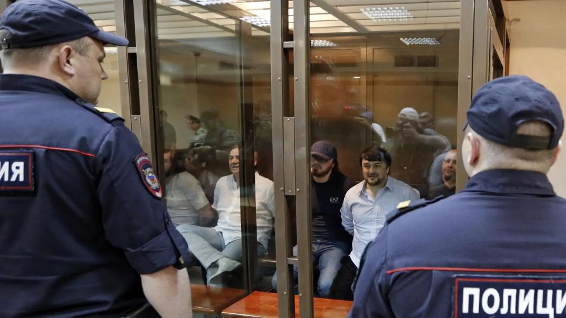Ibragim Makhmoudov, Lom-Ali Gaitukayev, Dzhabrail Makhmoudov, Rustam Makhmoudov y Sergei Khadzhikurbanov durante el juicio celebrado en Moscú