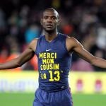 El defensa francés Eric Abidal, entonces en el Barcelona, mostraba una camiseta de agradecimiento a su primo, donante en su trasplante, una vez superada la enfermedad y de vuelta a los terrenos el pasado abril