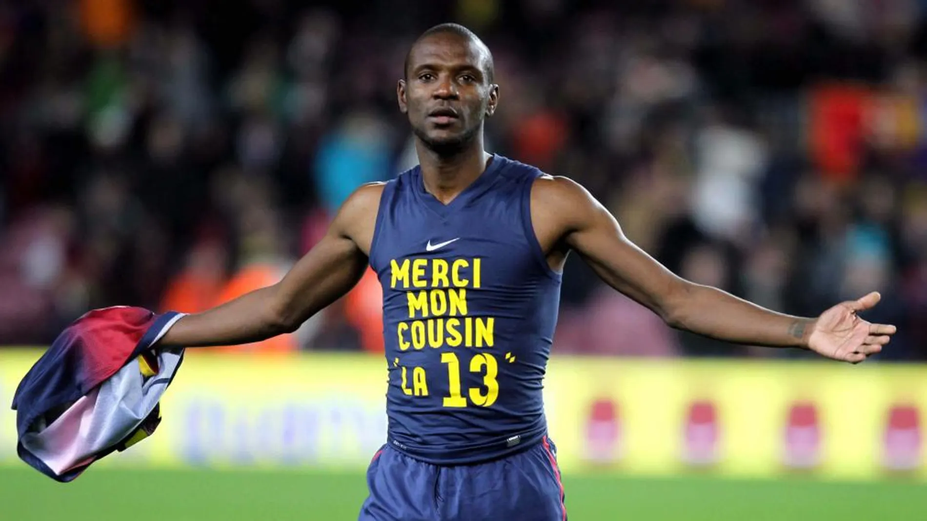 El defensa francés Eric Abidal, entonces en el Barcelona, mostraba una camiseta de agradecimiento a su primo, donante en su trasplante, una vez superada la enfermedad y de vuelta a los terrenos el pasado abril