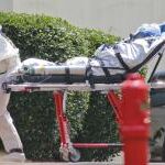 Traslado de la enferma de ébola Nancy Writebol en el hospital Universitario de Emory