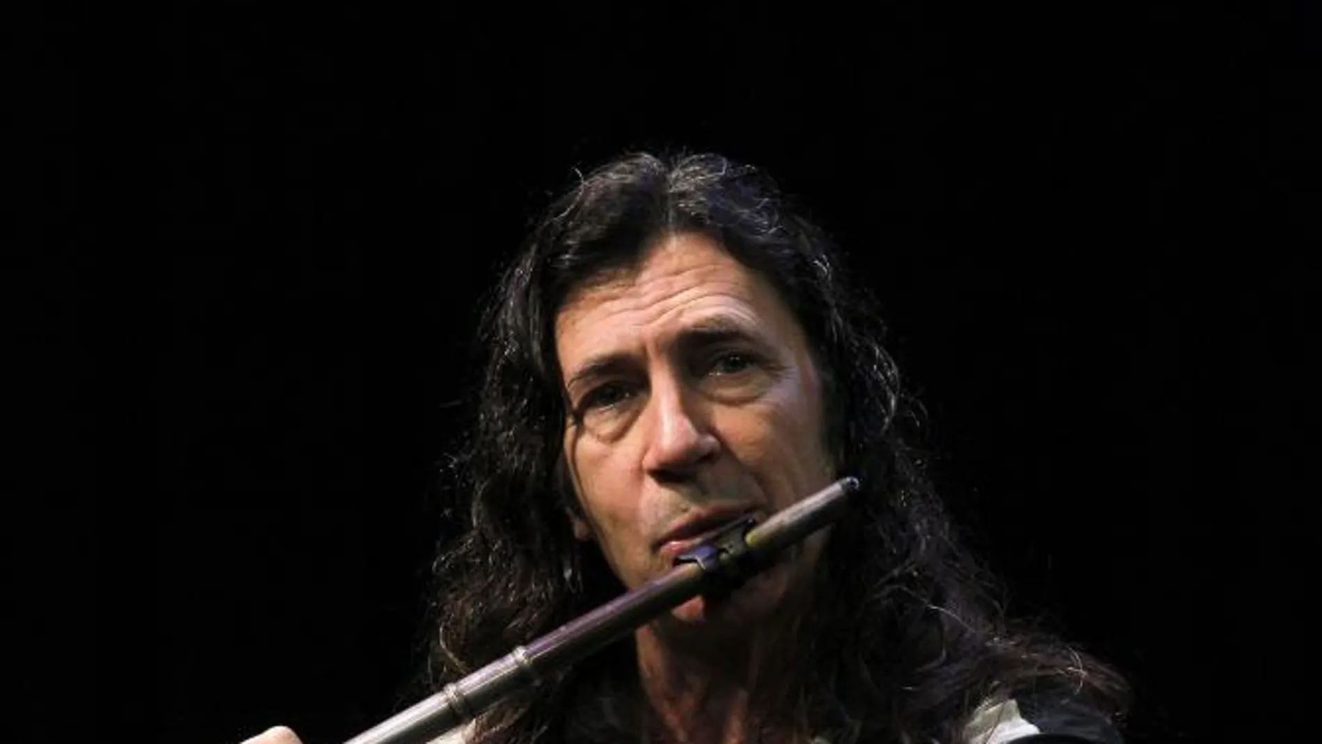 MADRID, 10/01/2013.- El flautista y saxofonista español Jorge Pardo durante la entrevista que ha concedido hoy a Efe tras su designación como Mejor Músico de Jazz Europeo, según la Académie du Jazz Française. El premio, que se entregará el día 15 en París, es el máximo galardón que la Academia francesa entrega a un no francés, al que nunca antes ha aspirado un artista español. EFE/Kote Rodrigo