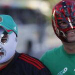 Aficionados de México posan delante del estadio Maracaná en Río de Janeiro