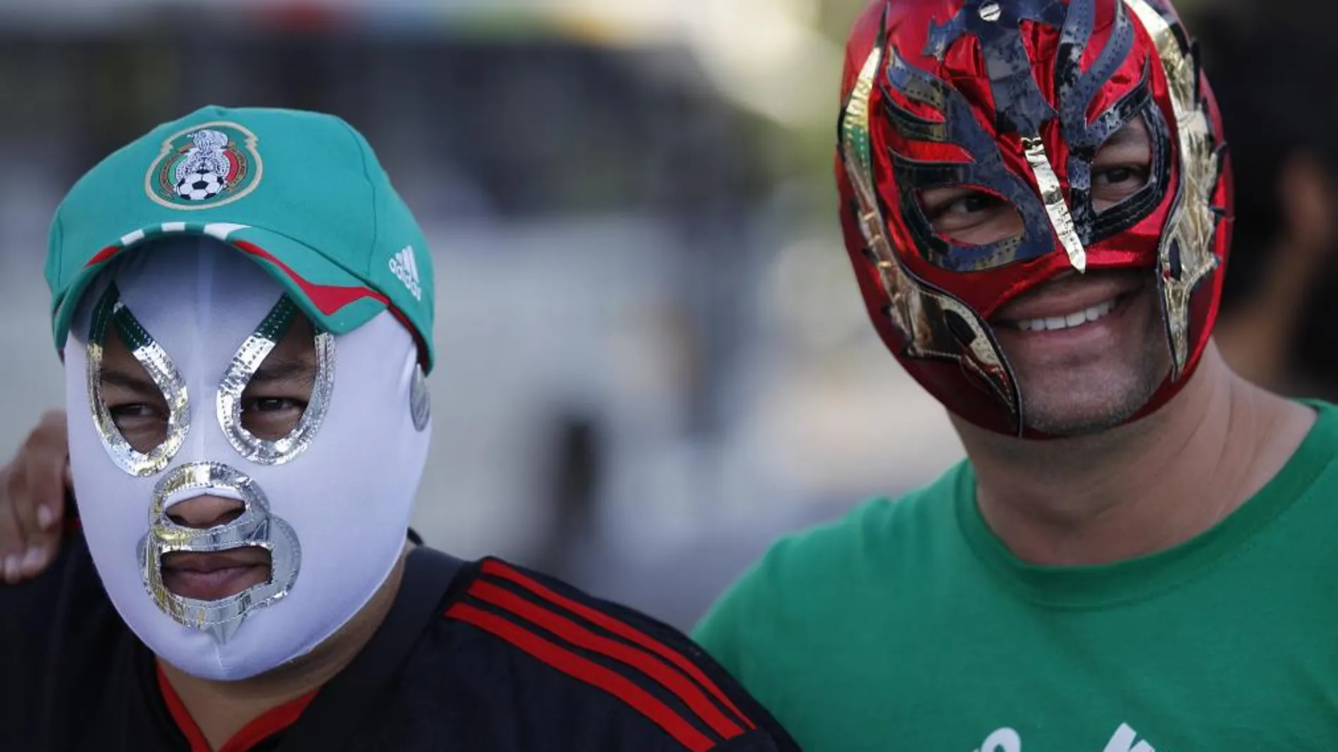 Aficionados de México posan delante del estadio Maracaná en Río de Janeiro