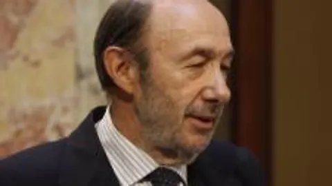 Alfredo Pérez Rubalcaba durante la rueda de prensa que ha ofrecido en el Congreso