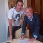 El presidentel Napolés, Aurelio de Laurentiis firma el contrato con Gonzalo Higuaín.