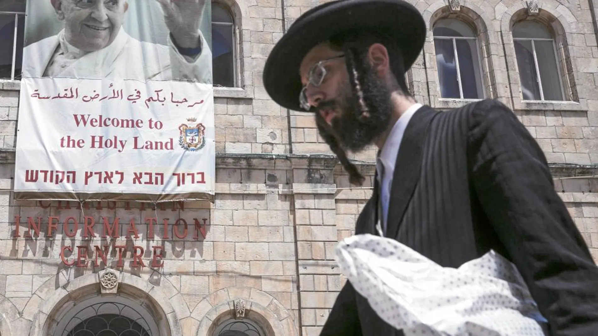 Un judío pasea ante la imagen del Papa Francisco en Jerusalén