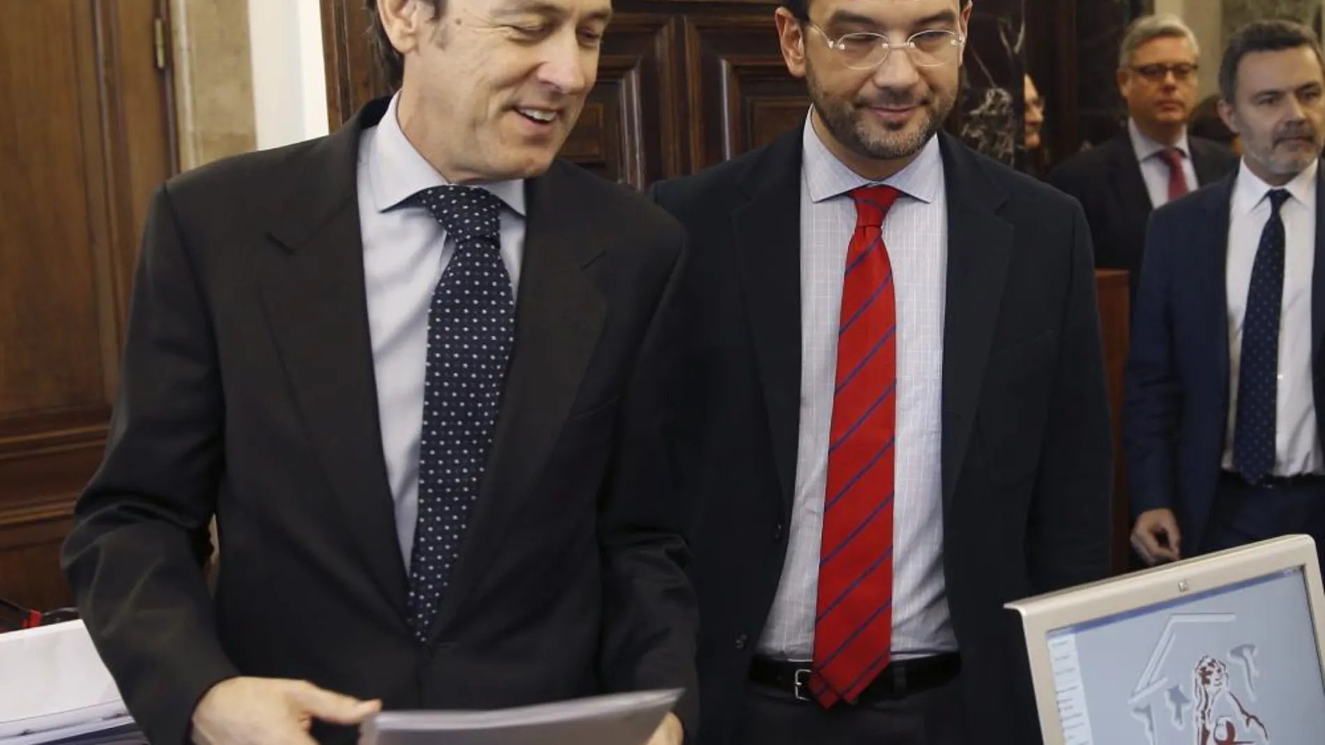Los portavoces parlamentarios del PP, Rafael Hernando (i), y del PSOE, Antonio Hernando (d).