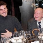 El futbolista Iker Casillas y Alfredo Di Stéfano durante una comida.