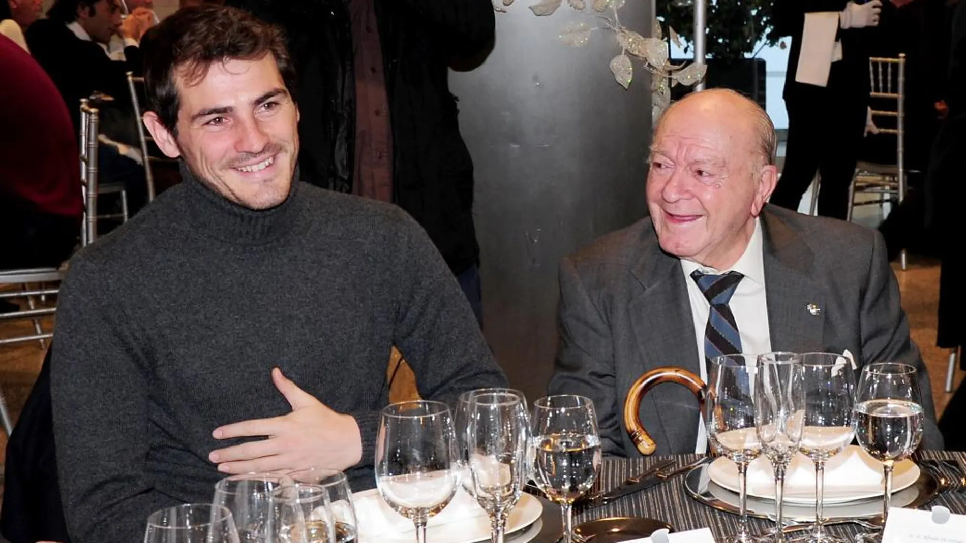 El futbolista Iker Casillas y Alfredo Di Stéfano durante una comida.