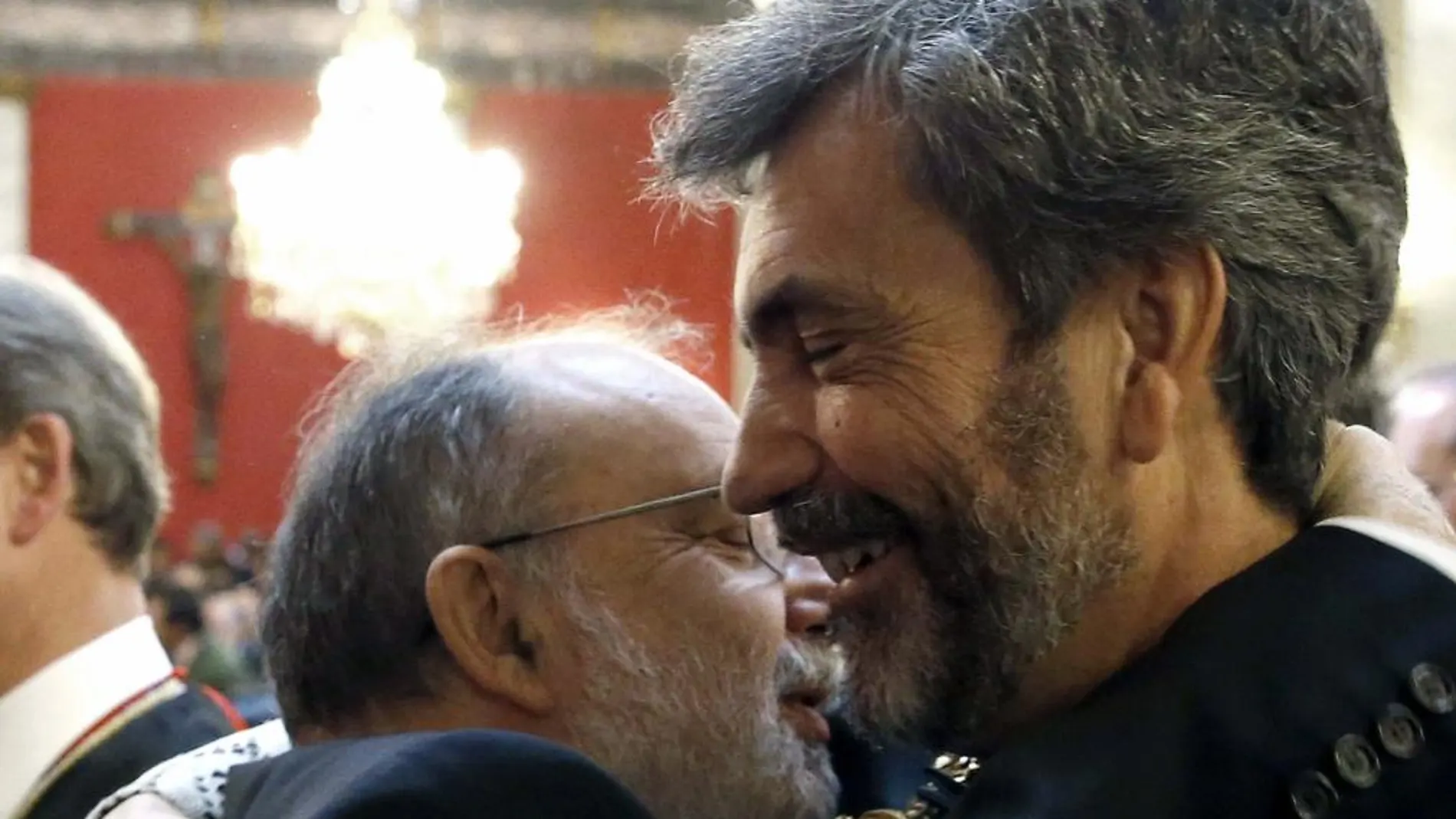 Carlos Lesmes (d) es felicitado hoy por el presidente de la Audiencia Nacional, Ángel Juanes.