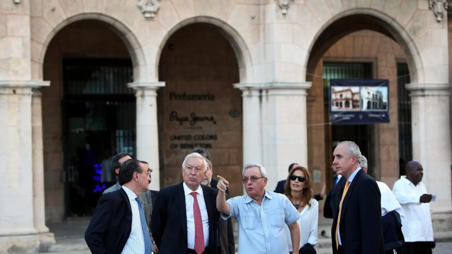 El ministro de Asuntos Exteriores de España, José Manuel García-Margallo (c-i), acompañado por el historiador de La Habana Eusebio Leal (c)