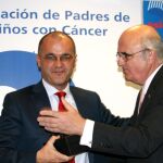 Juan Carlos Rivilla recibe el premio de manos de Pedro Núñez Morgades
