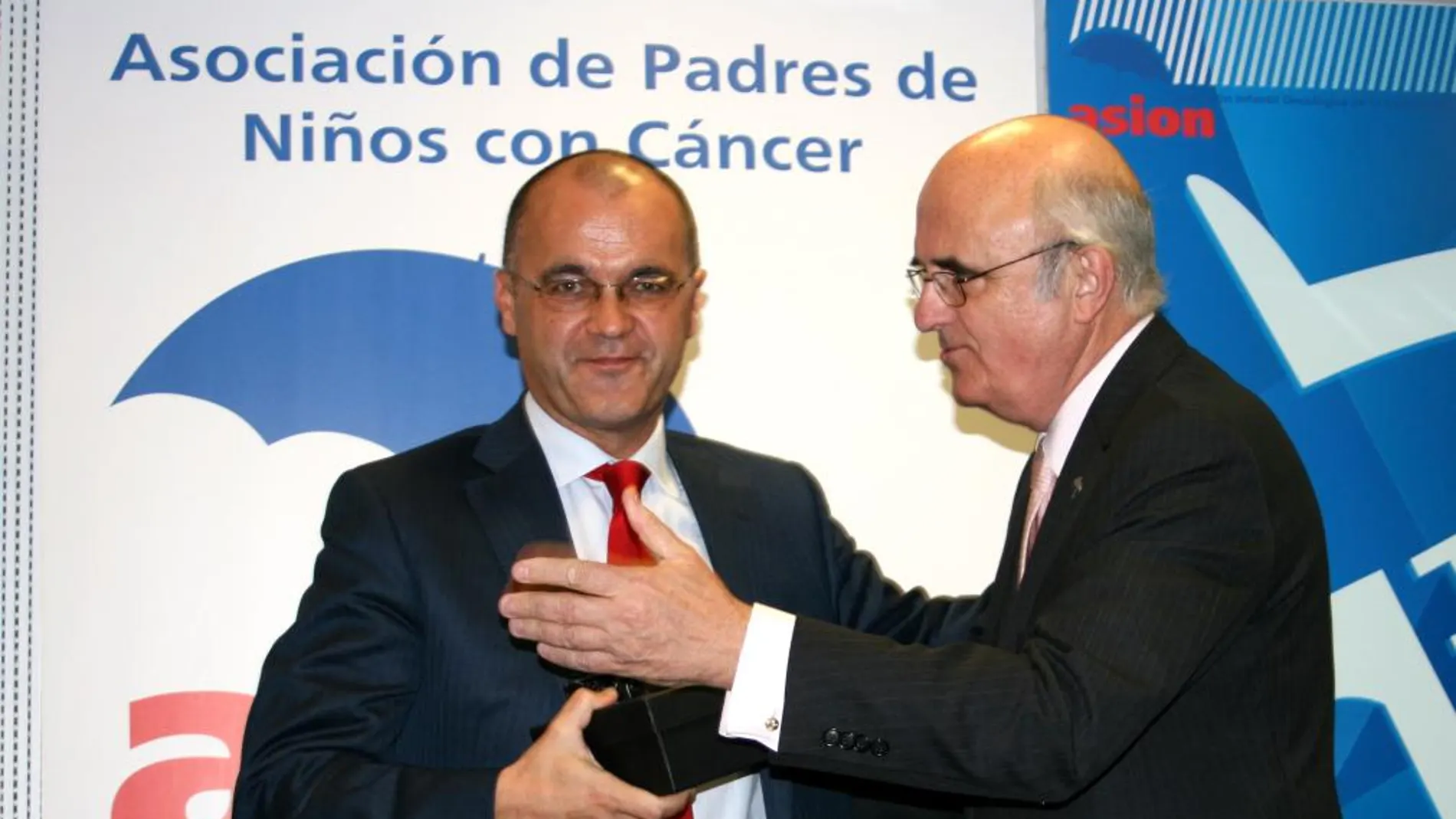 Juan Carlos Rivilla recibe el premio de manos de Pedro Núñez Morgades