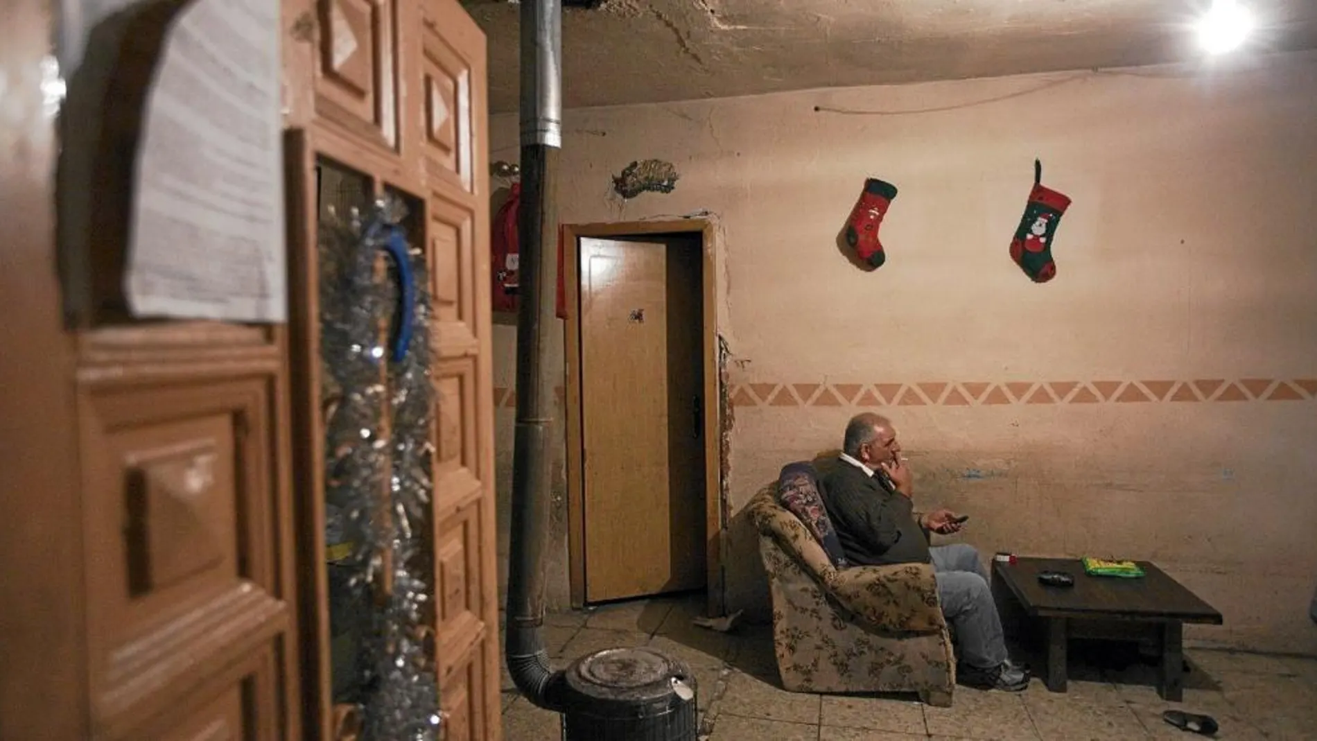 Un anciano en su casa, dentro del asentamiento madrileño de Puerta de Hierro
