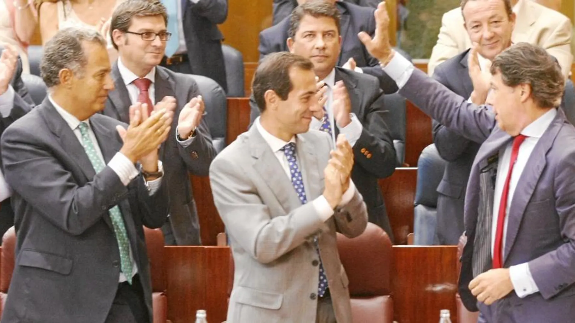 González recibió el aplauso cerrado de la bancada popular tras su comparecencia en la primera jornada del Debate sobre el Estado de la Región