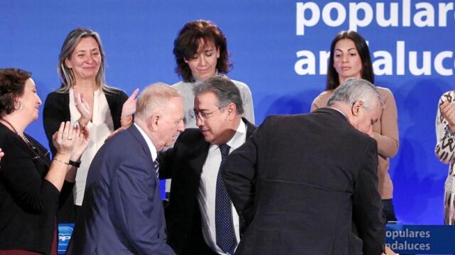 Zoido es aplaudido tras su discurso en el que anunció su marcha