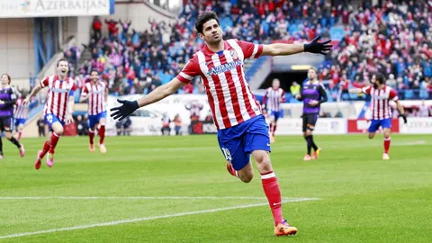 Diego Costa marcó el segundo gol del Atlético y lo celebró con los brazos abiertos. Detrás, Gabi, Raúl García y Arda corren a celebrarlo con él