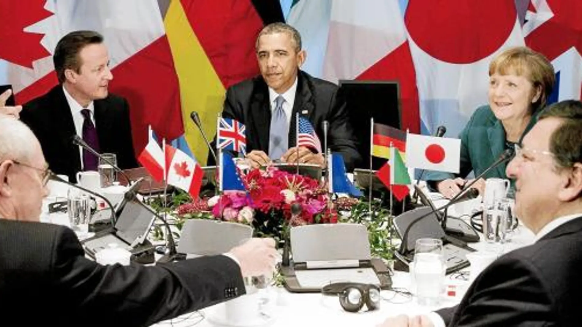 Hollande, Cameron, Obama y Merkel, ayer, junto al resto de líderes del G-7 y la Unión Europea